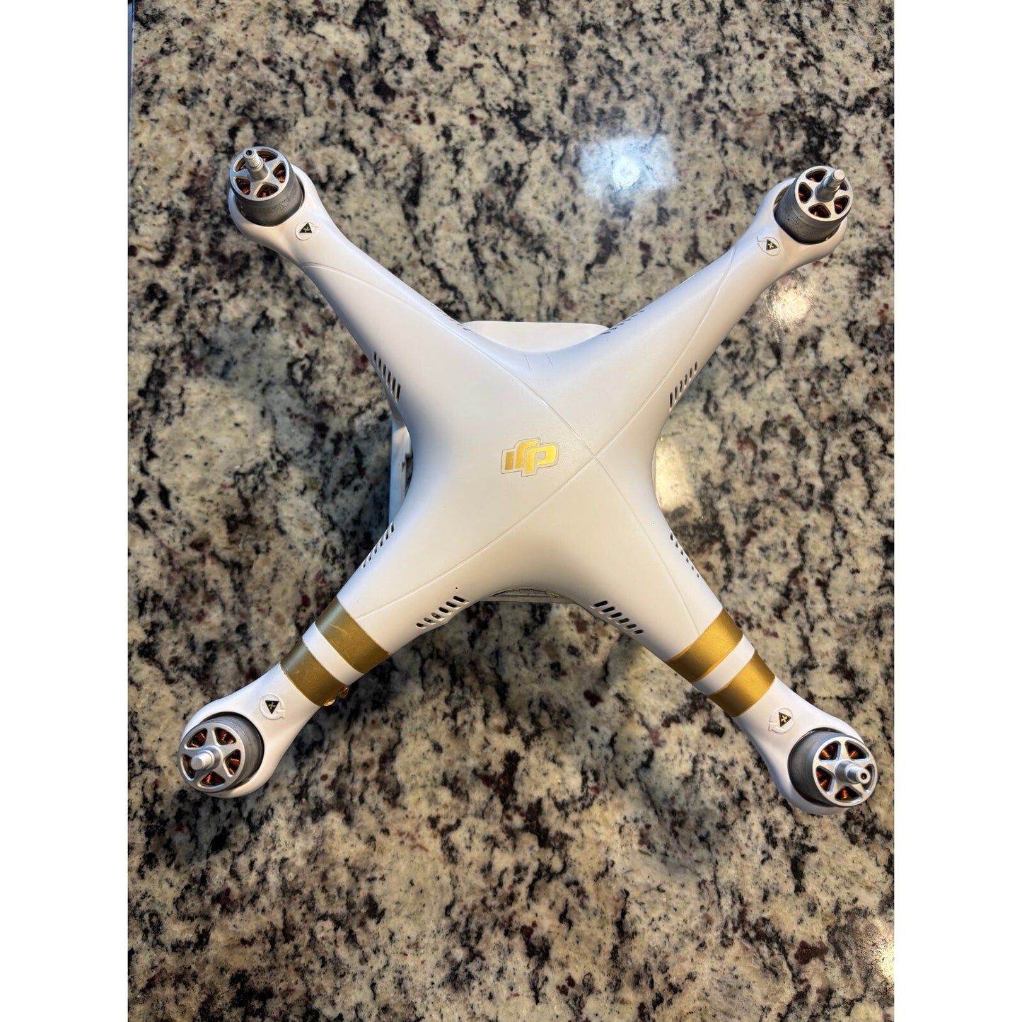 DJI Phantom 3 4K Camera Drone - White W325 Bundle DRONE FOR PARTS - See Photos