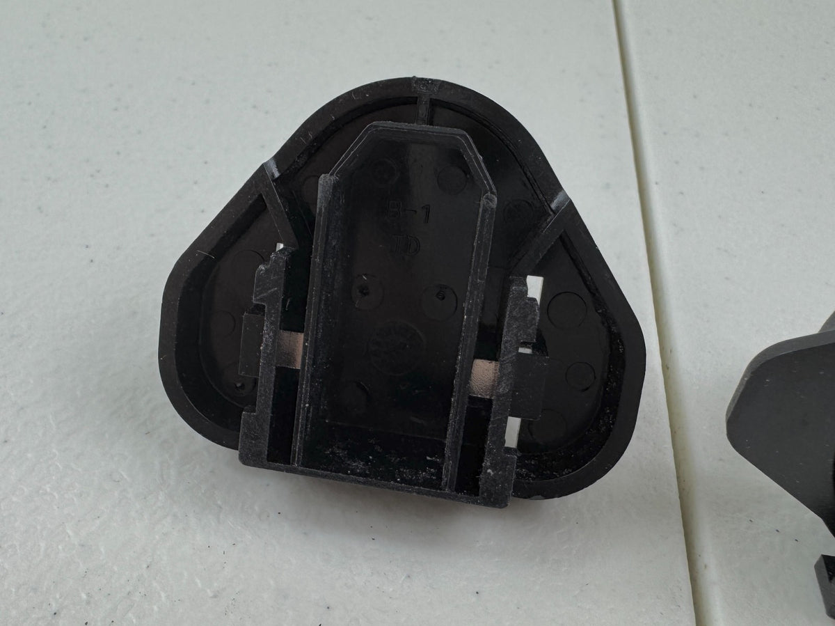 4x International Power Travel Adapters – Worldwide Plug Converters – Used