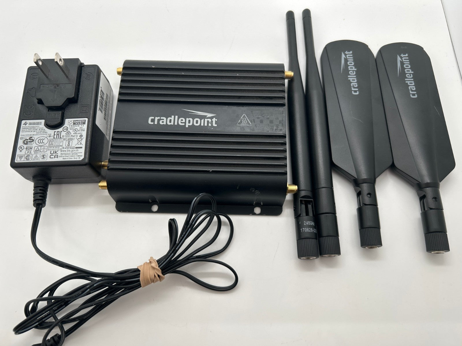 Cradlepoint IBR900-1200M-B LTE Router Bundle w/ AC Adapter & Antennas