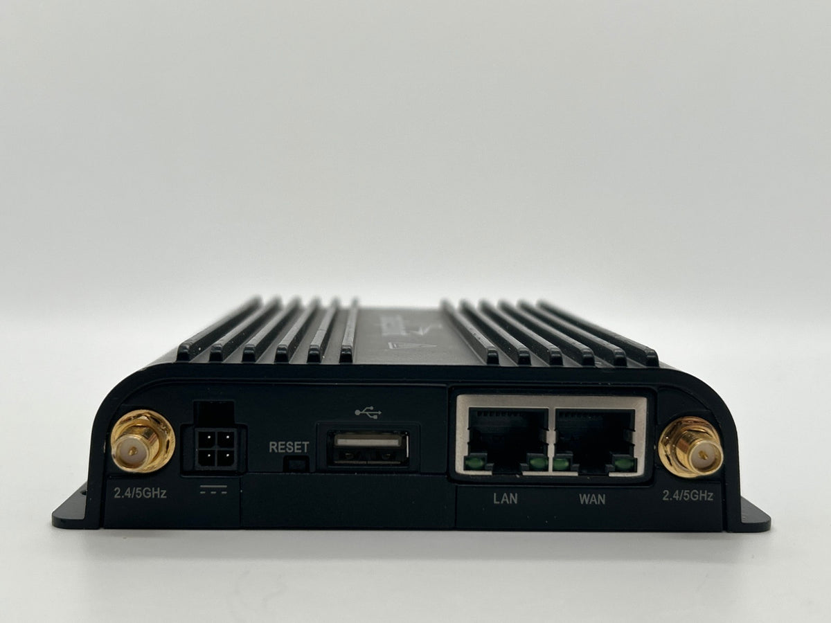 Cradlepoint IBR900-600M LTE Router Bundle w/ AC Adapter & Antennas