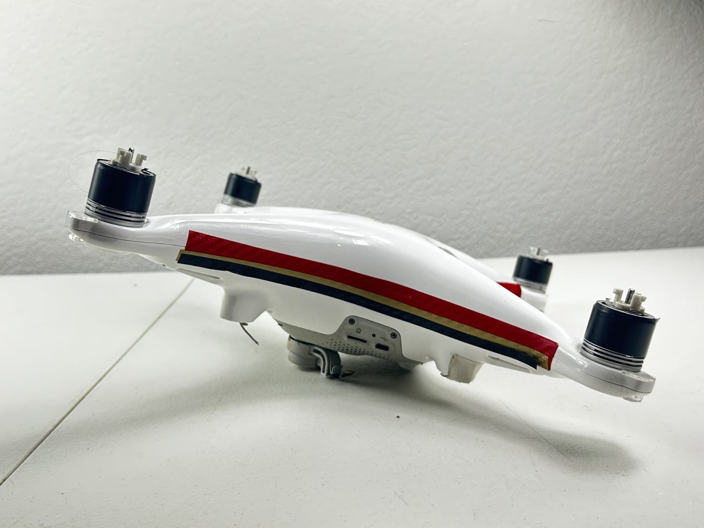 DJI Phantom 4 4K Drone WM330A – No Camera – Legs Detached – For Parts/Repair